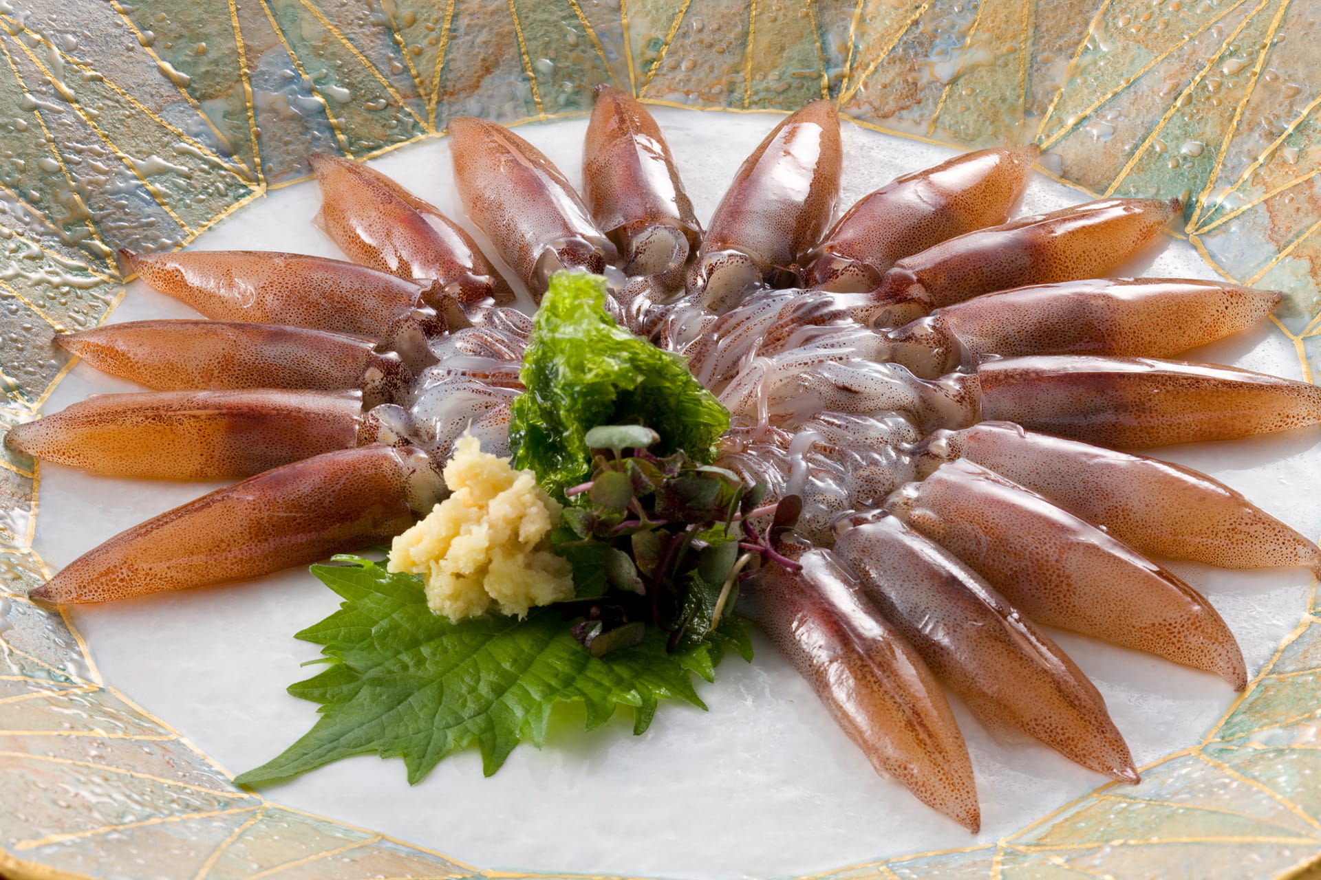 ホタルイカの刺身盛り付け 鮮度が良くても生食には寄生虫リスクがある